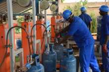 As desert encroaches, Niger turns to natural gas